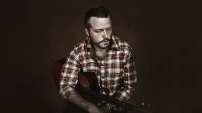 Hộp Nhạc Jason Isbell Nhắm Mắt Mà Chạy